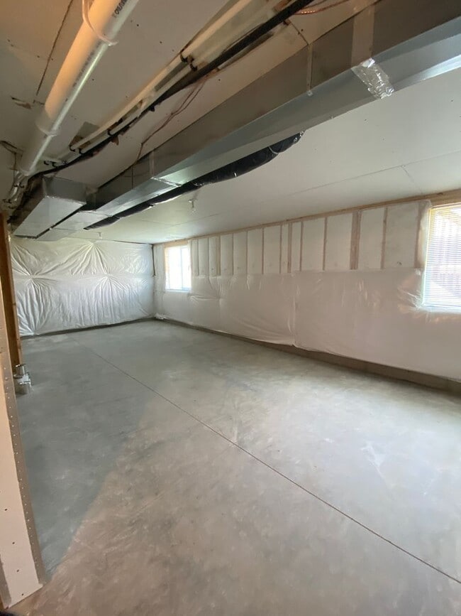 Building Photo - Newer Build Home in Beautiful Norwalk! HUG...