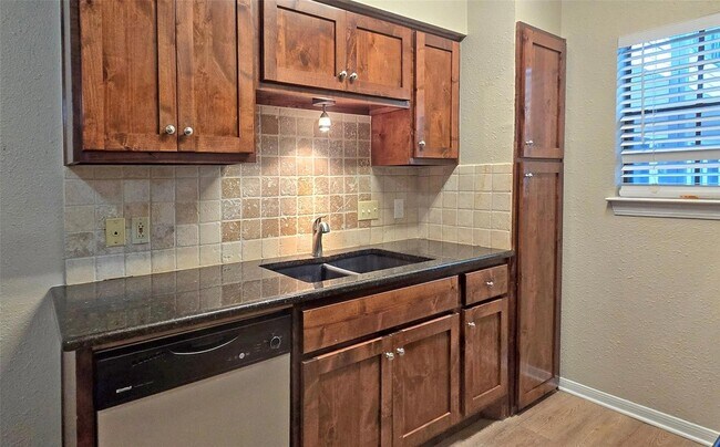 Building Photo - 203 E 31st St