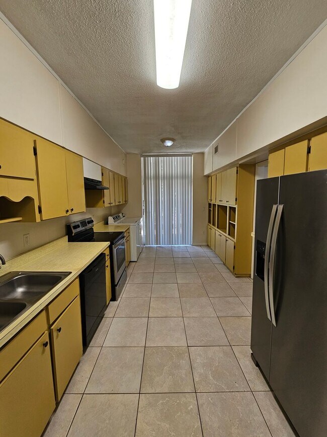 Building Photo - 6 Bedroom/3 Bath home in Black Acres