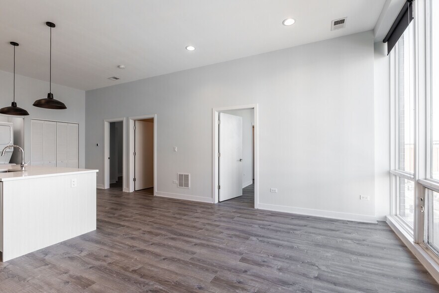 Building Photo - 2250 W Lawrence Ave