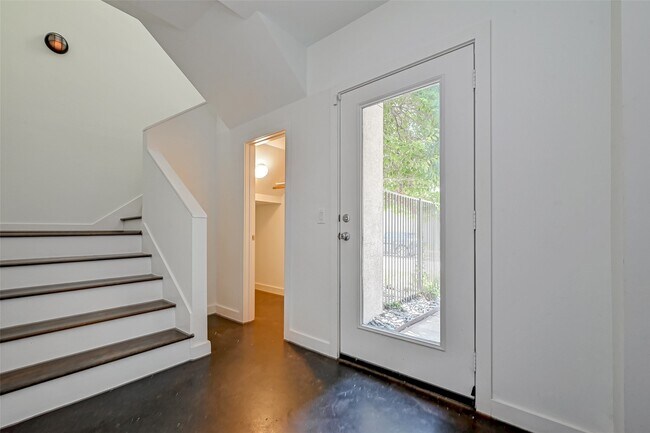 Building Photo - 5342 Darling St