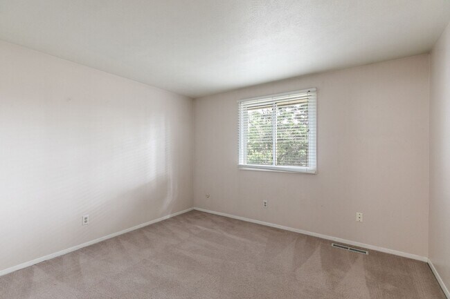 Building Photo - 3406 Avon Ct
