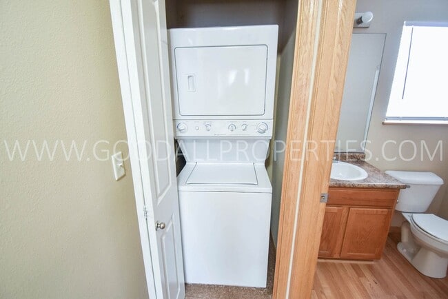 Building Photo - RENT SPECIAL!!! 2 Bedroom 2.5 Bath Townhome in Urbandale with attached two car garage.