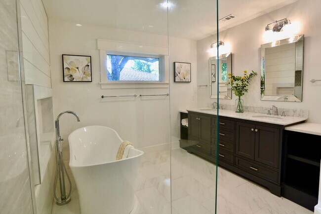 Building Photo - Executive Lease Near Preston Hollow  - Chef's Kitchen, Gated Drive & Spacious Patio
