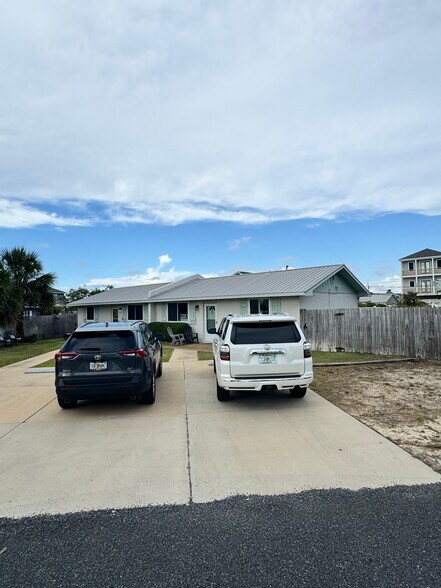 Building Photo - 5204 Beach Dr