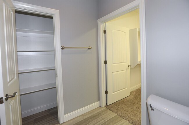 Building Photo - 2007 S Dixieland Rd