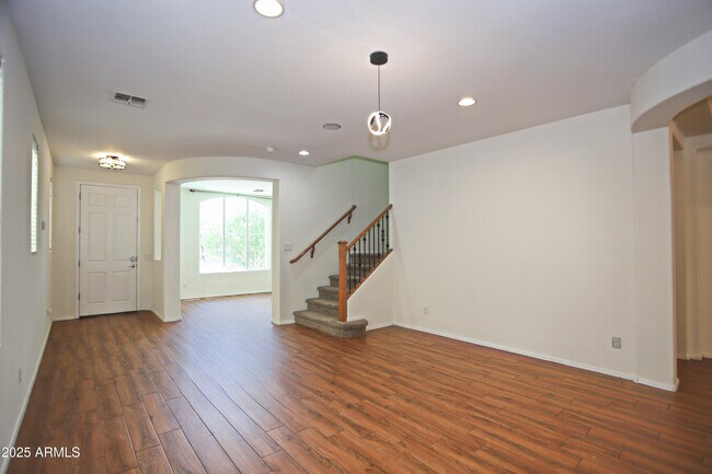 Building Photo - 1090 W Caroline Ln
