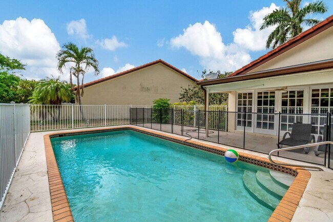 Building Photo - 7883 Villa Nova Dr N