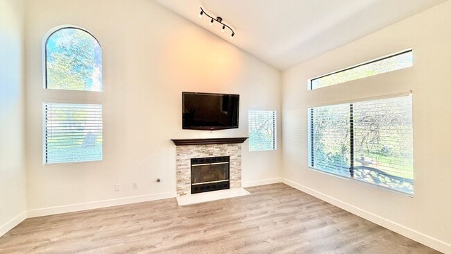Building Photo - Beautifully Updated & Remodeled Townhome o...