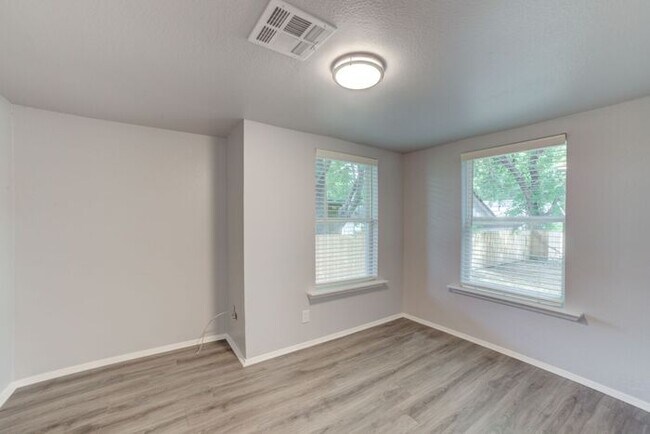 Building Photo - Charming Craftsman 3/1 Home Next To TU!