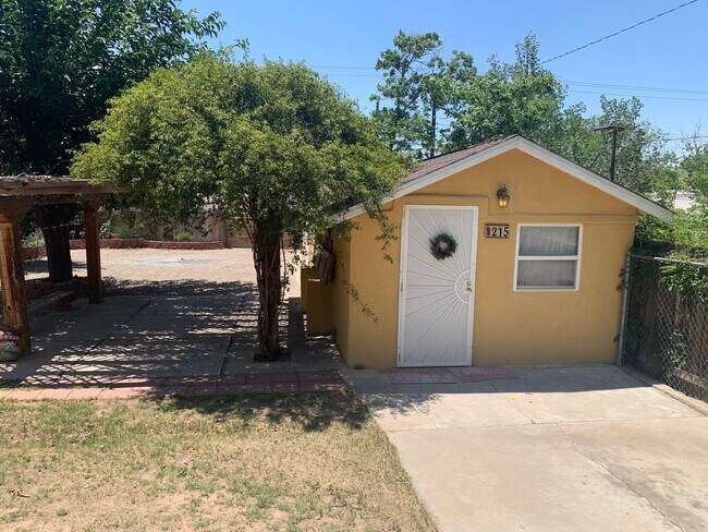 Building Photo - ***Cozy 2 bedroom 1 bath with GATED parkin...