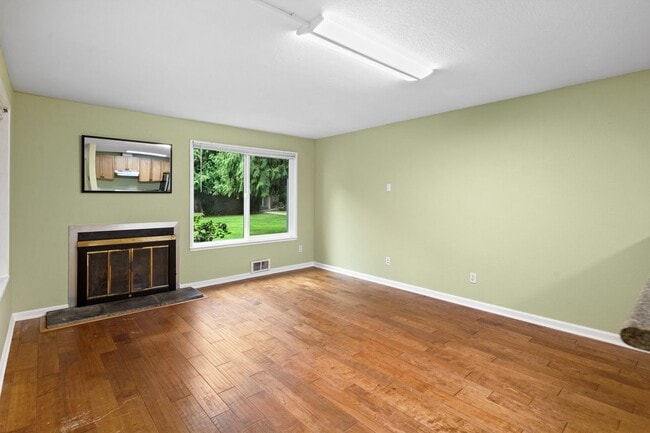 Building Photo - Ground floor 1 bed + bonus room in prime B...