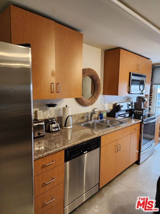 Building Photo - 711 S Olive St