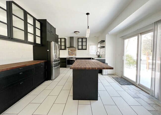 Building Photo - Stunning 4-Bedroom Home in Overland Park!