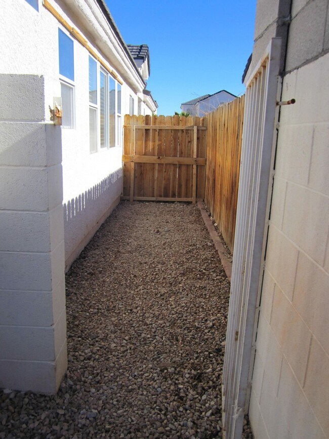 Building Photo - SHOWINGS AVAILABLE NOW