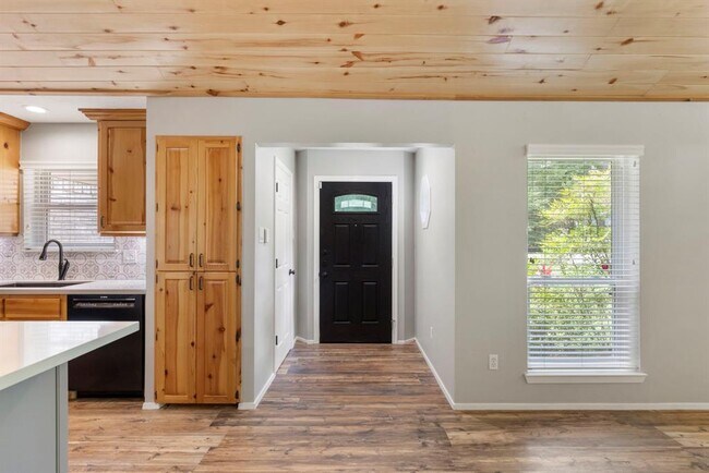 Building Photo - 21 Riverbank Dr