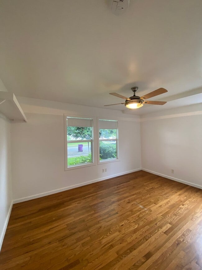 Building Photo - Long Beach: 4 bedroom 3 bath with Spacious...