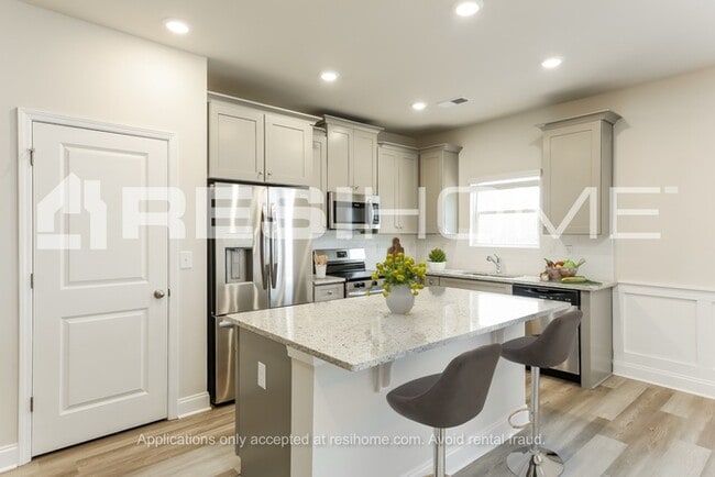 Building Photo - 203 Aurora Ln