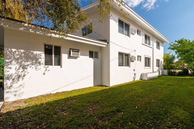 Building Photo - 2922 S Le Jeune Rd