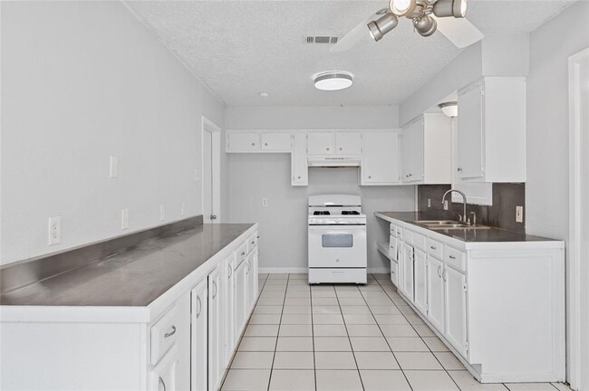 Building Photo - 5502 Salem Walk Dr