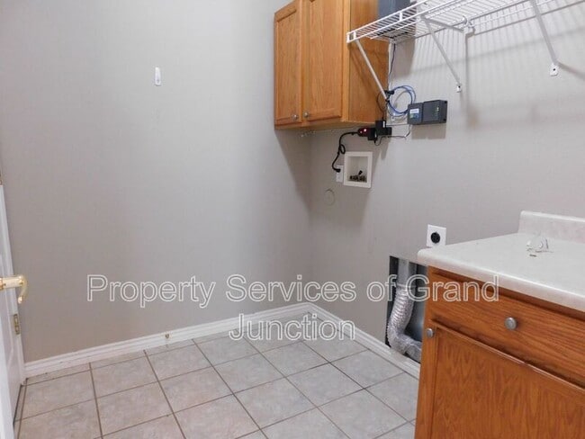 Building Photo - 733 Lakeview Ct