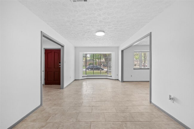 Building Photo - 13834 Oakwood Ln