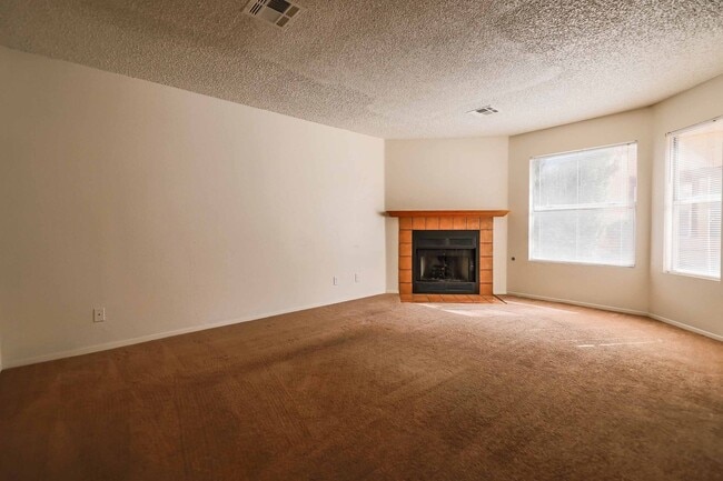 Building Photo - CUTE 2 BEDROOM CONDO!