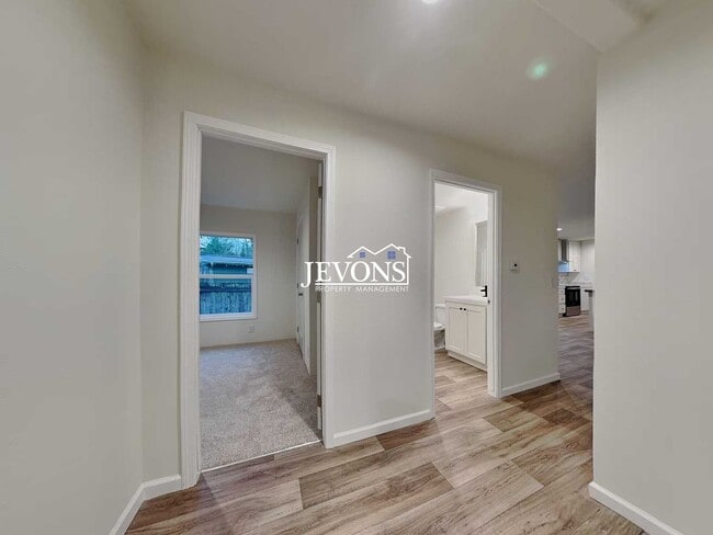 Building Photo - Rent Ready!