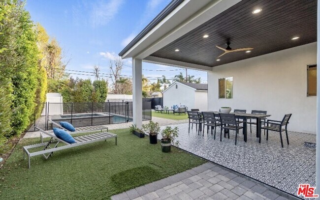 Building Photo - 19148 W Oxnard St