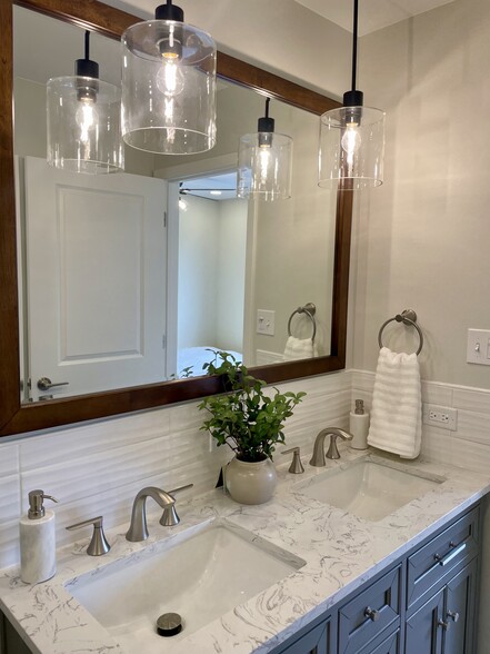 Master Bathroom (Upstairs) - 16180 Apple Ln