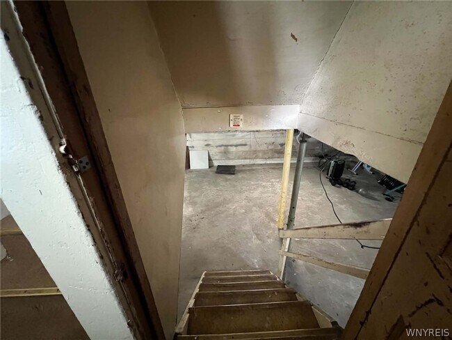 Building Photo - 98 Freund St