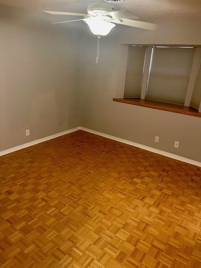 Building Photo - REMODELED HOME ON A QUIET STREET JUST ONE MILE WEST OF OU CAMPUS!