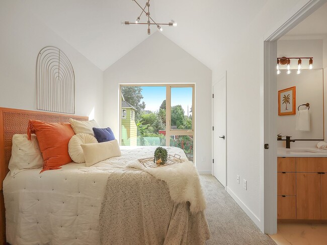 Building Photo - Stunning Townhome-Style Unit with Washer/D...