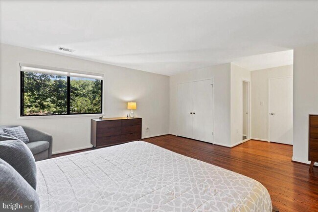 Building Photo - 9411 Fernwood Rd