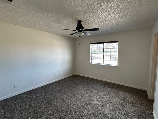 Building Photo - RENNOVATED 4 BED HOME