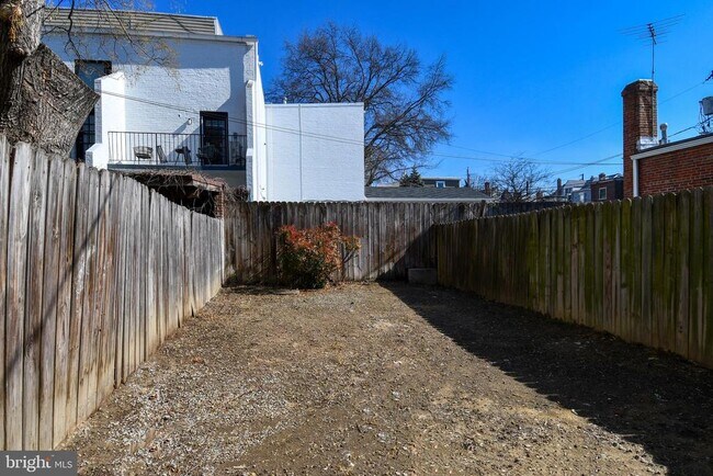 Building Photo - 216 S Henry St