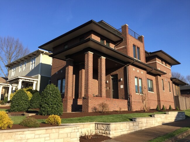 Building Photo - 800 Fatherland St