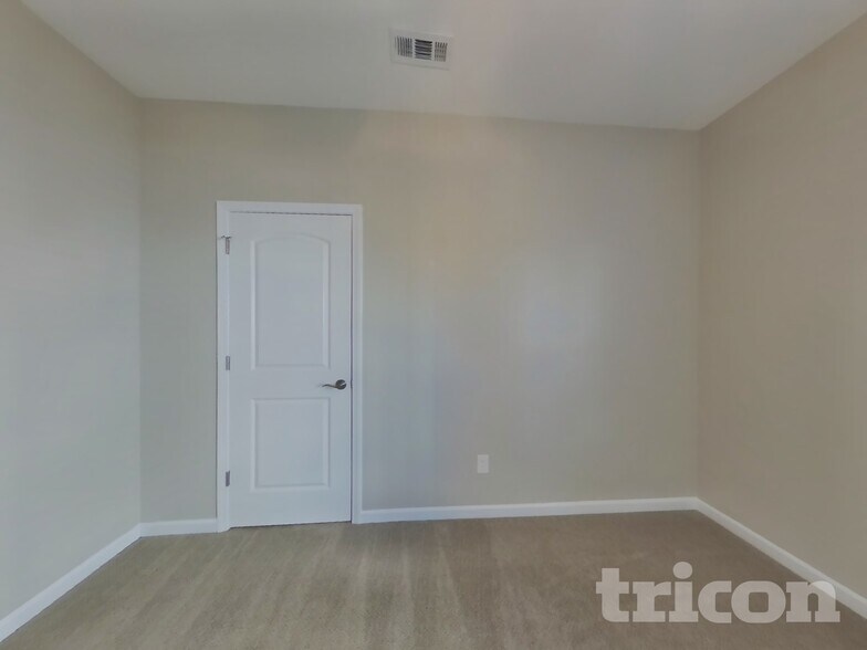 Building Photo - 3301 Pikes Peak Dr