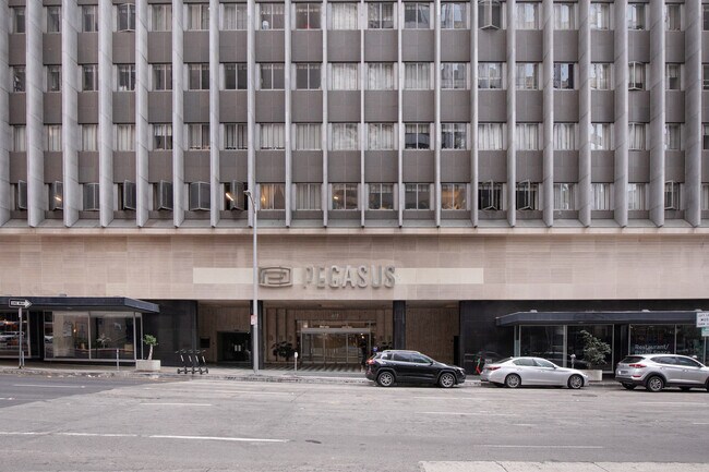 Building Photo - 612 Flower St