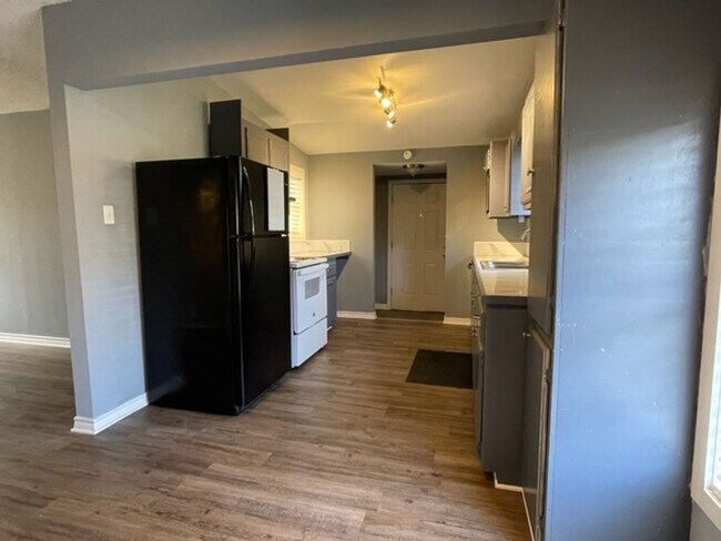 Building Photo - Quaint Home!