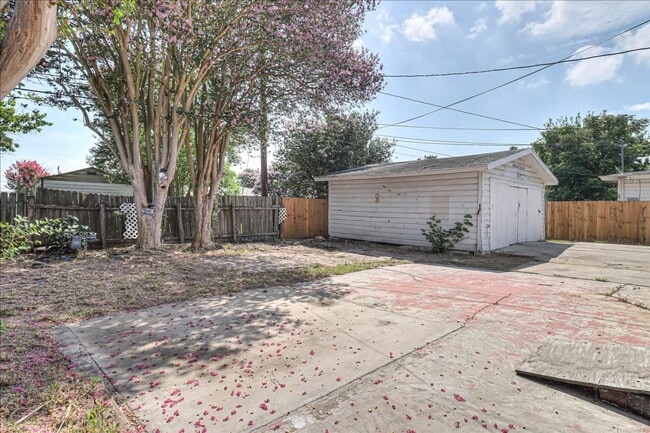 Building Photo - 6046 Hugo Dr