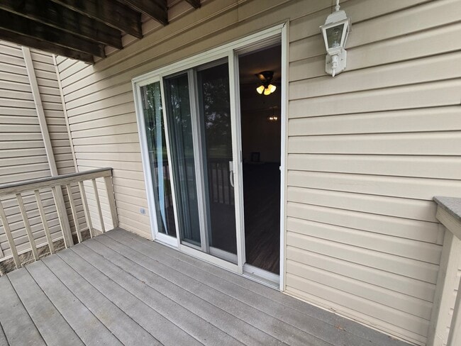 Building Photo - Beautiful 2 Bedroom Townhome - Only Steps ...