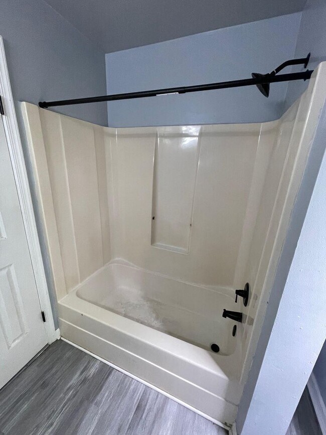 Building Photo - Updated 2 Bedroom Unit!