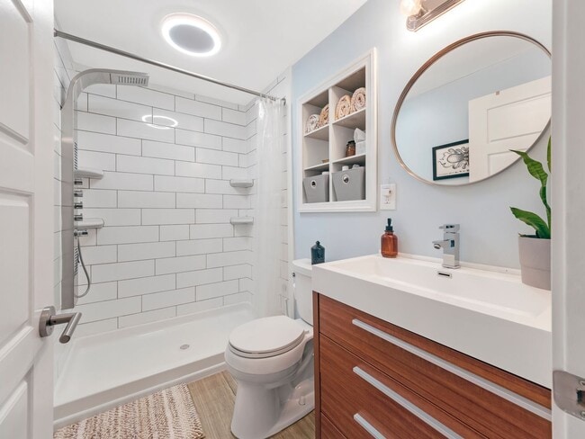 Building Photo - Luxury Updated Row Home | 1 Block from Butler Street