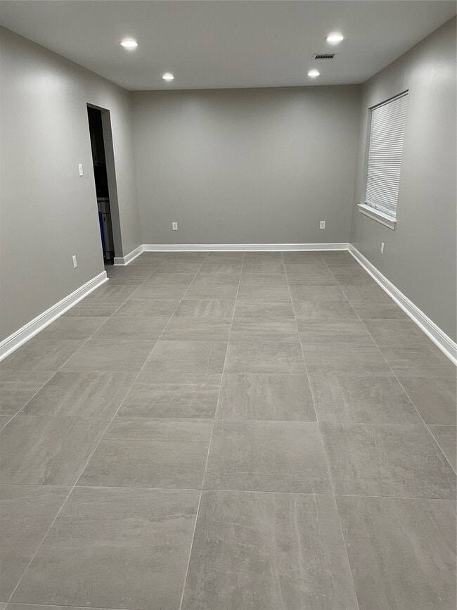 Building Photo - 2706 Wilshire Cir