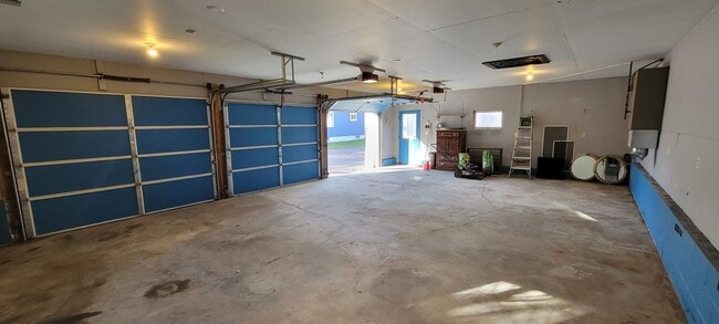 Building Photo - Available August 1st - 3 Bed Home in Cloqu...