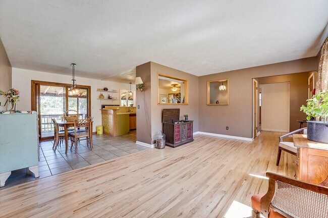 Building Photo - 4 bed, 2 bath Ranch Home near City Park W/ Finished Bsmt & Fenced Yard!
