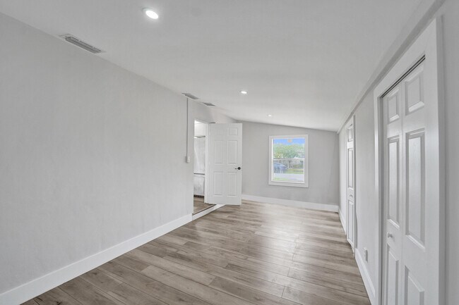 Building Photo - 5601 SW 36th Ct