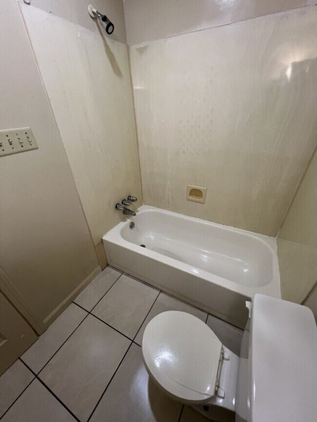 Building Photo - Weston St.