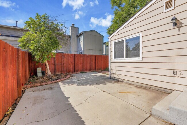 Building Photo - $2,200 - 3 Bed 3 Bath Home with 2 Primary ...